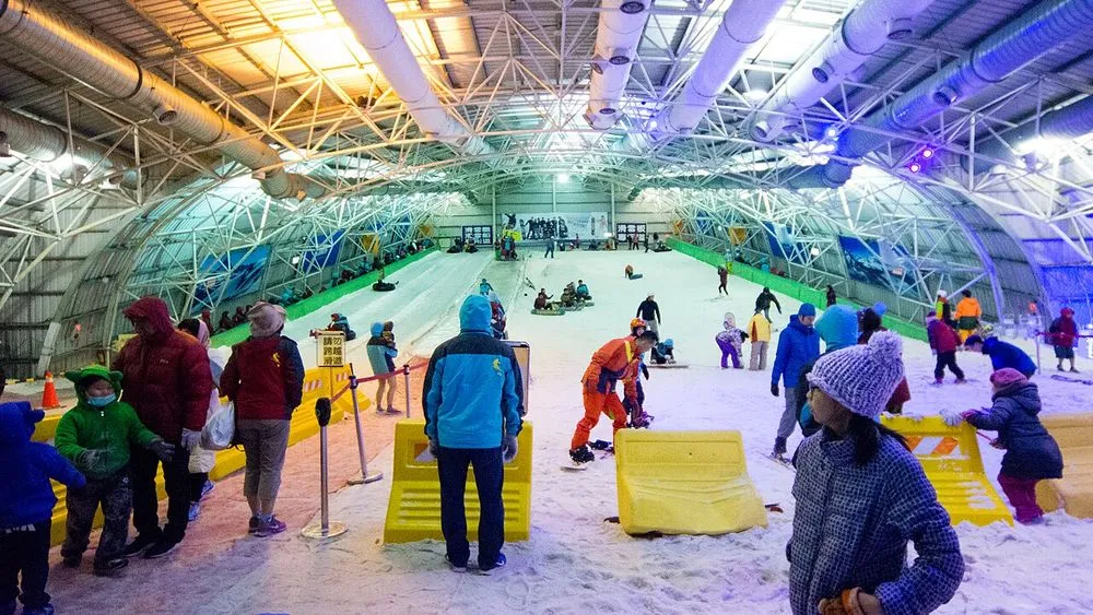新竹小叮噹科學主題樂園的室內真雪滑雪場